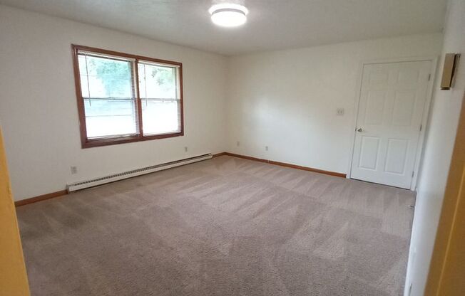 2 beds, 1 bath, 903 sqft, $1,140, Unit P-2