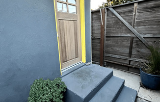 Charming 1 Bedroom House in Venice with Patio and W& D in unit !!! All Utilities Included !!!