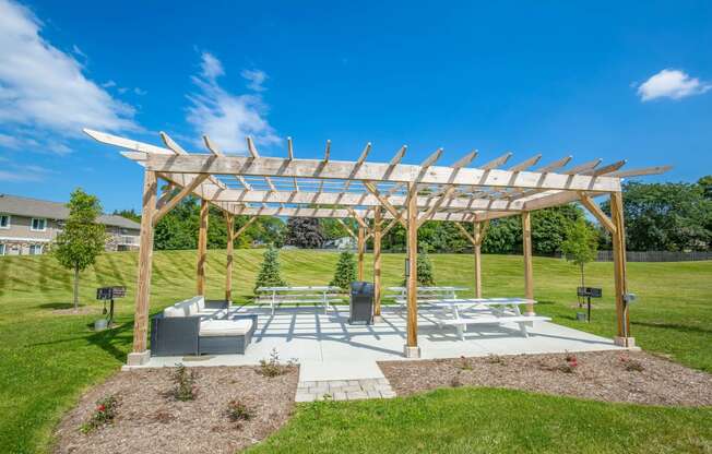 Gazebo Lounge at Glen Hills Apartments, Glendale, WI