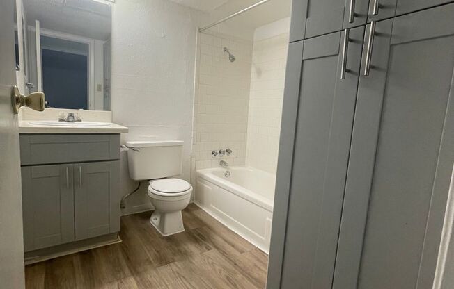 2 beds, 2 baths, 902 sqft, $1,099, Unit 142