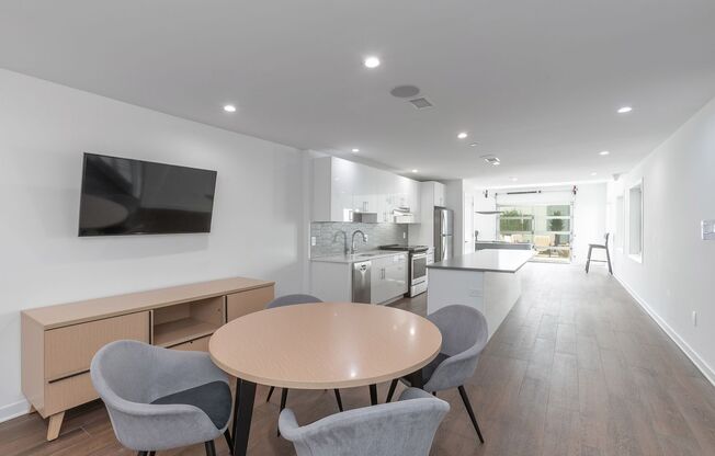 2 beds, 2 baths, 915 sqft, $2,300, Unit 416