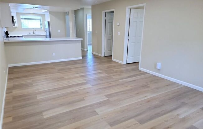 1ST FLOOR UNIT IN HEART OF GREEN VALLEY!!