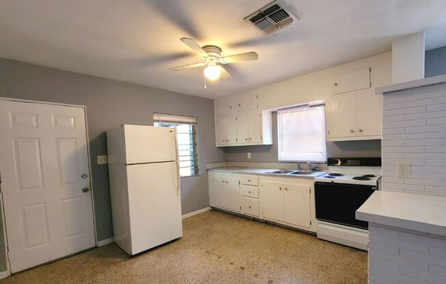 2 bedrooms and 1.5 bathrooms available in New Port Richey!