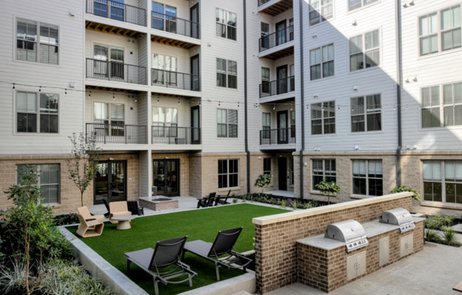 The Sage at Jeffrey Park: Grills in Courtyard