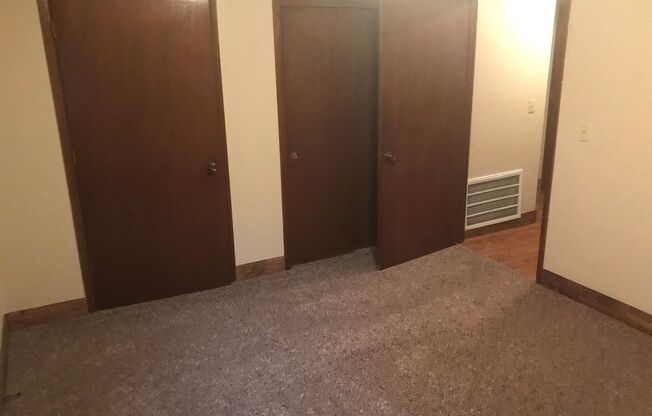 2 beds, 1 bath, $895, Unit #2