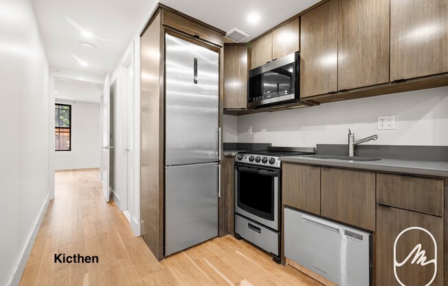 738 E 6 ST