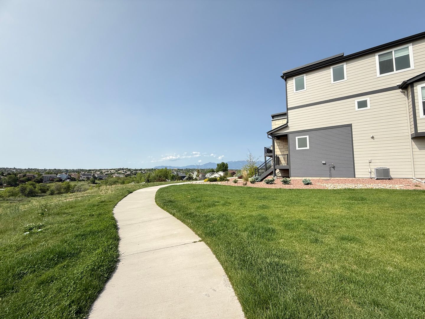 Immaculate 2-bedroom home with spanning mountain views!