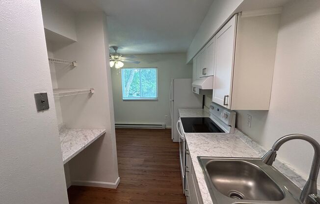 2 beds, 1 bath, 1,000 sqft, $1,295, Unit #7