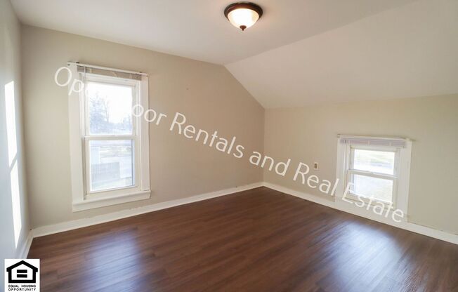 3 beds, 1.5 baths, 1,000 sqft, $1,095, Unit Apt A