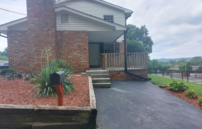 2 beds, 1 bath, 800 sqft, $1,358, Unit 1HH