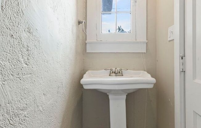 3 beds, 1.5 baths, 1,410 sqft, $1,300, Unit 3