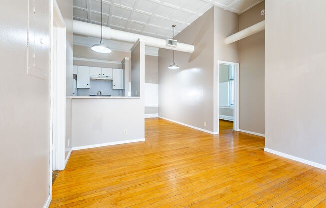 2 beds, 1 bath, 825 sqft, $899, Unit 3819 Jones St #201