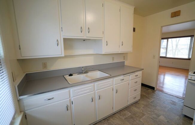 2 beds, 1 bath, 700 sqft, $1,175, Unit 4