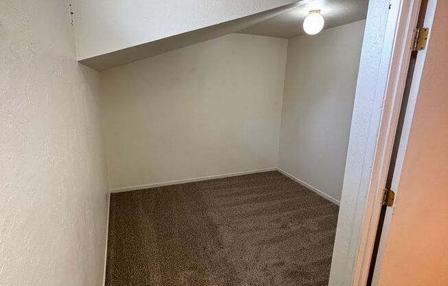 3 beds, 1 bath, $1,800, Unit Unit 01