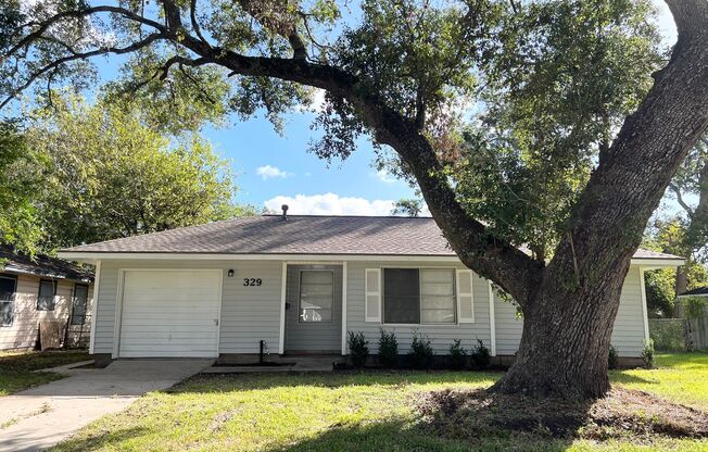 Very Nice 3/1/1 Home w/ Hardwoods in Brazos Oaks