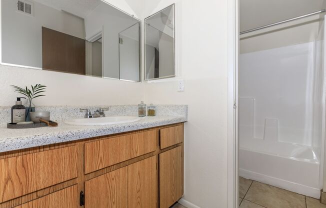 2 beds, 2 baths, 880 sqft, $1,270, Unit 2011