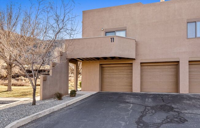 Foot Hills ! 2 bed/2 Bath home boasts beautiful views of the Mountains and the Lights of Albuquerque.