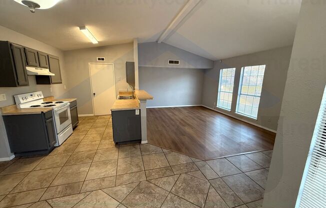AVAILABLE NOW!!! Very Nice 3 Bedroom Dallas Half Duplex in Duncanville ISD