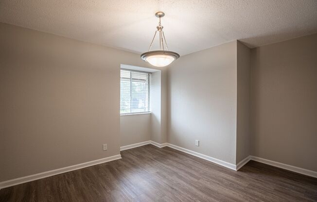 2 beds, 1 bath, $1,350, Unit 76