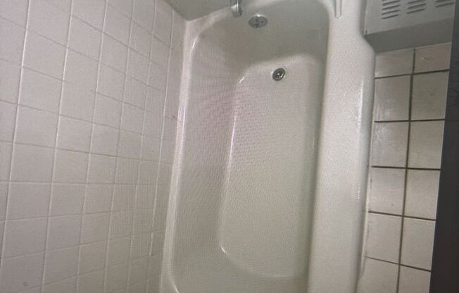 Studio, 1 bath, 400 sqft, $1,200, Unit 820