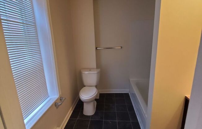 2 beds, 1 bath, $1,050, Unit 3