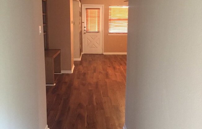 3 bed/2 bath home walking distance to Wolf Pen Creek Park!