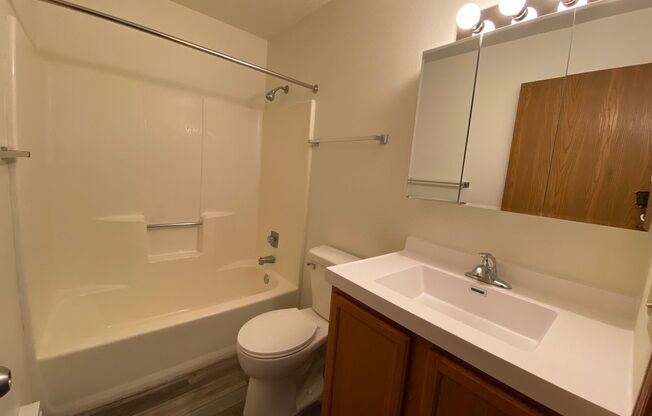 3 beds, 1 bath, $1,100, Unit 9