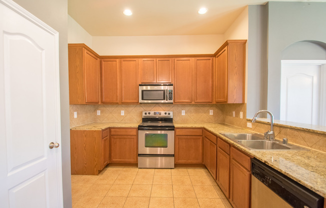 Beautifully Crafted 4-2-2 in Grand Prairie! Granite Counters!