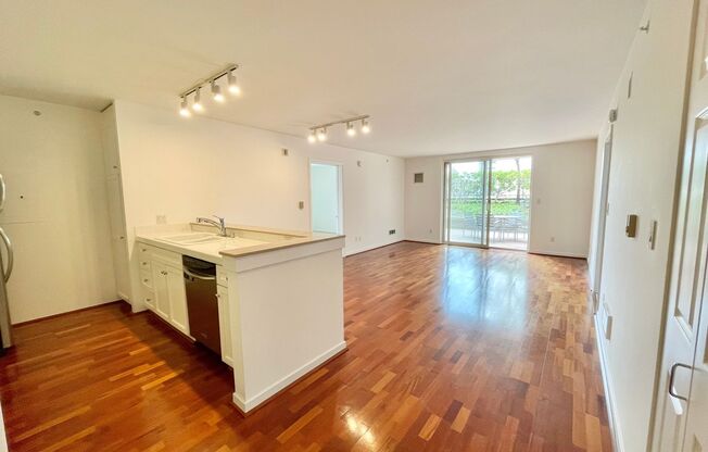 INCREDIBLE 2Br/2Ba Doorman Building Condo – PROGRESSIVE