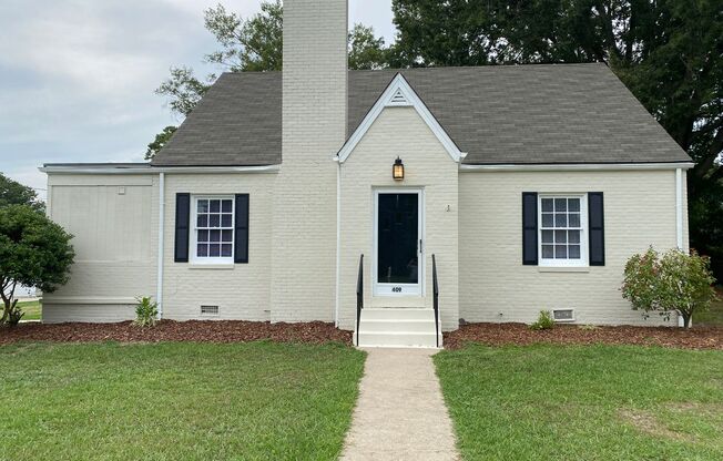 Great 3 bed/2 bath with 1 car garage  close to Downtown Graham!