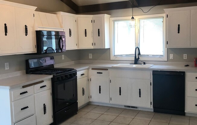 Single Family Home - River Views - Updated Finishes!