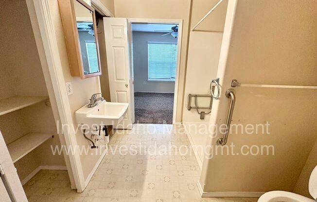 2 beds, 2 baths, 950 sqft, $1,250, Unit B