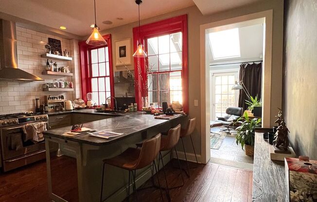 Gorgeous 4 Bed / 2.5 Bath Townhouse in Society Hill!
