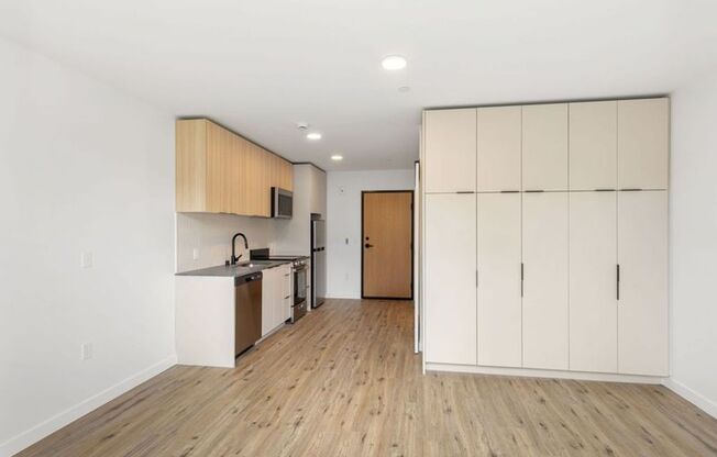 Studio, 1 bath, 304 sqft, $1,378