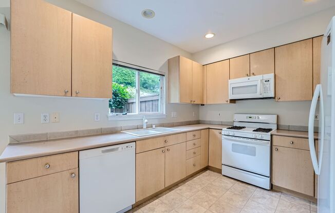 3bed/2.5 End Townhome Unit with Attached Garage in Renton!