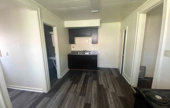 2 beds, 1 bath, $735, Unit 137B