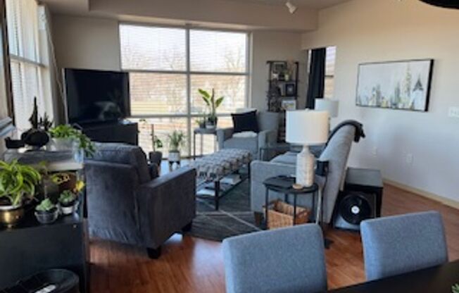 2 beds, 2 baths, 926 sqft, $1,725, Unit 212