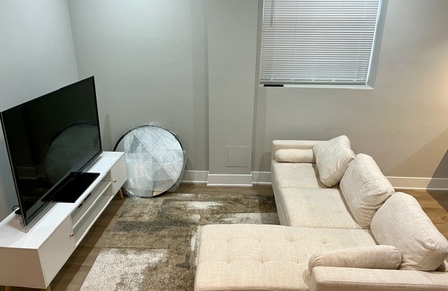 3023 W CORTLAND