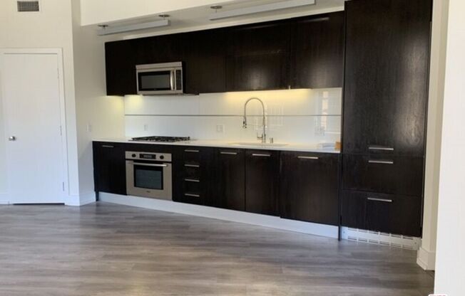 1 bed, 1.5 baths, 902 sqft, $3,075, Unit 614
