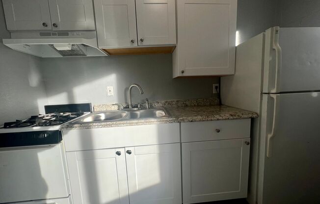 1 bed, 1 bath, 650 sqft, $800, Unit Unit 5