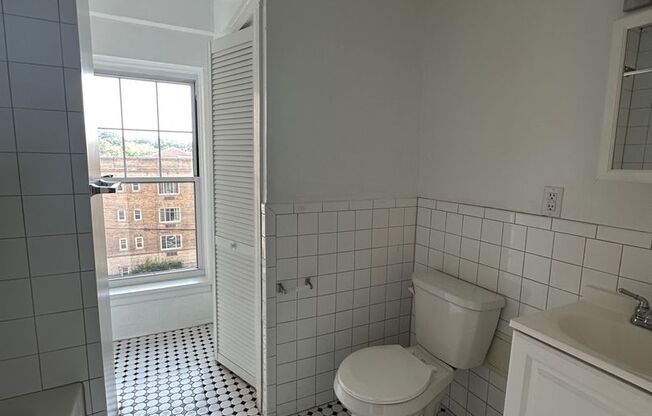 Studio, 1 bath, 295 sqft, $835, Unit Old King Edward 351