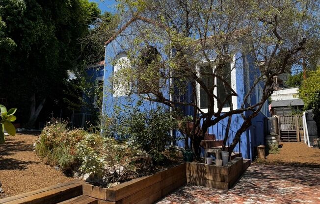 Gorgeous Silverlake 3+2+Detached Office with Bathroom