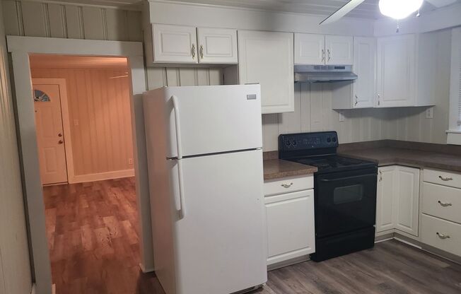 2 beds, 1 bath, $1,825, Unit Unit B