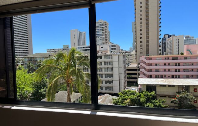 Spacious 1 Bed/1 Bath/1 Parking at La Casa in Waikiki