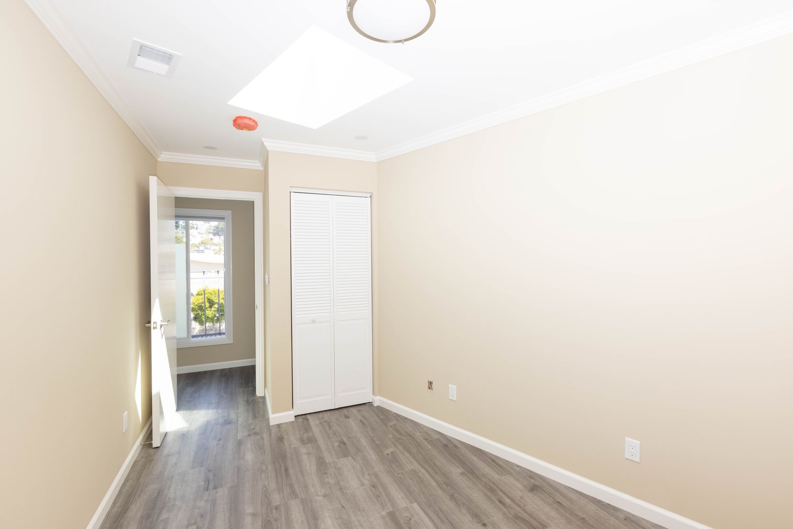 OPEN HOUSE: Tuesday (7/8)  6:00pm-6:30pm. Gorgeous Top Floor 2BR/1BA with Panoramic Views Laundry (12 Day Street)