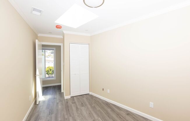 OPEN HOUSE: Tuesday (7/8)  6:00pm-6:30pm. Gorgeous Top Floor 2BR/1BA with Panoramic Views Laundry (12 Day Street)