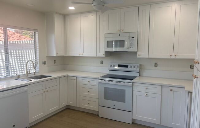 3 BR Condo in Carlsbad! Close to Walking Trails, Shopping, and Dining!!