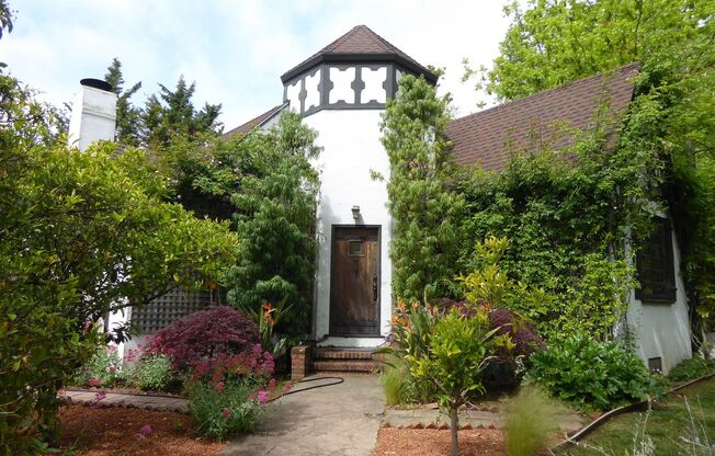 BEAUTIFUL THREE BED / THREE BATH CLASSIC ENGLISH TUDOR IN SAN ANSELMO WITH A POOL