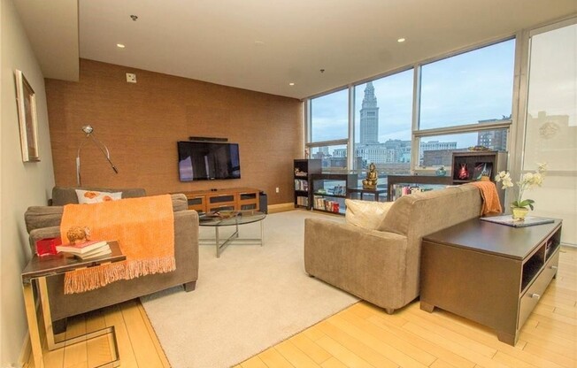 701 West Lakeside Ave