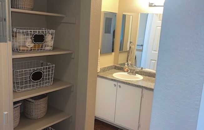 2 beds, 1 bath, 861 sqft, $1,725, Unit 47